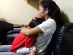 istri-polisi-bawa-anak-balitanya-saat-curi-iphone-pemilik-catering_20160109_123340.jpg