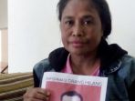 istri-sertu-eduardo-idalina-maria-tavares-gusmao-sedang-memega_20180918_172537.jpg