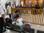istri-terdakwa-sekurit-pt-skb-jumadi-menangis-usai-suaminya-divonis-di-pn-lubuklinggau.jpg