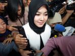 istri-zumi-zola-diperiksa-kpk_20180522_190700.jpg