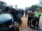 isuzu-panther-tabrakan-dengan-bus-pengangkut-personel-tni_20141110_144210.jpg