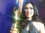 isyana-sarasvati-raih-trofi-penghargaan-penyanyi-pendatang-baru-terbaik_20150923_204357.jpg