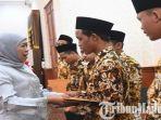 isyroqi-bersama-11-temannya-yang-lain-saat-diterima-di-gedung-negara-grahadi-oleh-gubernur-khofifah.jpg