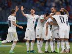 italia-merayakan-setelah-bek-turki-merih-demiral-mencetak-gol.jpg