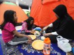 itikaf-di-masjid-habiburrahman-bandung-sampai-mendirikan-tenda_20170617_161335.jpg