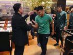 iwan-bule-berikan-motivasi-timnas-indonesia-di-filipina.jpg