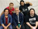 iwan-fals-dan-band-nya-usai-tampil-di-konser-iwan-fals-di-cimahi-sabtu-19112022.jpg