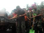 iwan-fals-masuk-sungai-punguti-sampah-di-pesawaran_20161022_130316.jpg
