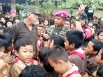 iwan-fals-masuk-sungai-punguti-sampah-di-pesawaran_2_20161022_134626.jpg