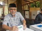 iwan-fals-memasukan-surat-suara-yang-telah-dicoblosnya-di-tps-06.jpg
