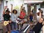 iwan-fals-nyanyikan-lagu-untuk-rhoma-irama.jpg