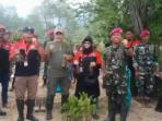 iwan-fals-tanam-mangrove_20161025_125808.jpg