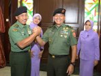 jabatan-kapuspen-tni-diserahterimakan_20150930_204254.jpg