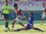 jack-brown-kanan-melakukan-tekel-terhadap-pesepak-bola-persis-solo.jpg