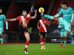 jack-stephens-tengah-berduel-dengan-roberto-firmino-kanan.jpg