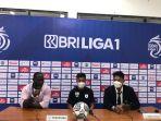 jacksen-f-tiago-dan-takuya-matsunaga-setelah-laga-persipura-vs-persebaya-surabaya.jpg