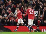 jadon-sancho-kiri-merayakan-setelah-tembakannya-yang-dibelokkan.jpg