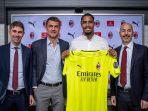 jajaran-petinggi-ac-milan-memperkenalkan-mike-maignan.jpg