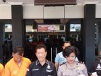 jajaran-polres-metro-bekasi-kota-menunjukkan-barang-bukti-uang-mainan_20181018_174740.jpg