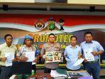 jajaran-polres-metro-depok-memamerkan-sejumlah-barang-bukti-pandmanda.jpg