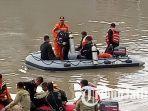 jajaran-polrestabes-surabaya-di-dampingi-tim-operasi-sar-susuri-sungai-jagir.jpg