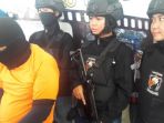 jajaran-polrestro-tangerang-mengamankan-tersangka-penipuan_20170824_141312.jpg