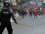 jakmania-dihalau-petugas-dengan-gas-airmata_20151018_204634.jpg