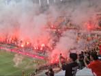 Jakmania Nyalakan Flare dan Petasan, Laga Persija Vs Semen Padang Sempat Terhenti