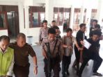 jaksa-kejari-bangka-aditia-sulaeman-tampak-menarik-pundak-abdul-salam_20170503_175705.jpg