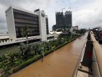 jalan-a-yani-banjir-pengendara-motor-lintasi-tol-wiyoto-wiyono_20200226_081505.jpg