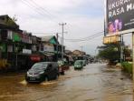 jalan-anggadireja-terendam-genangan-banjir_20160702_115837.jpg