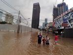 jalan-bendungan-hilir-terendam-banjir_20200101_223913.jpg