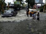 jalan-dr-mansyur-medan-tergenang-banjir_20180709_201621.jpg