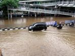 jalan-dr-sutomo-jakarta-pusat-lumpuh-akibat-banjir_20200225_225708.jpg