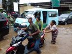 jalan-kh-noer-ali-kota-bekasi-belum-bisa-dilalui-kendaraan-akibat-banjir-yang-menutup-badan-jalan_20170221_113053.jpg
