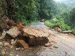 jalan-menuju-kawasan-wisata-puncak-pato-di-tanah-datar-ditimbun-longsor-batu-besar.jpg