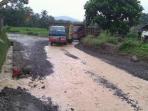 jalan-rusak-di-rumpin_20160720_072739.jpg