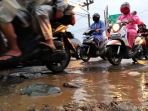 jalan-rusak-hambat-laju-kendaraan_20201122_234459.jpg