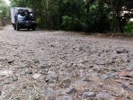 jalan-rusak-menuju-objek-wisata-tebing-keraton_20230614_212430.jpg