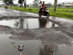 jalan-saketi-cilebak-di-bantaran-sungai-citarum-rusak_20200412_212808.jpg