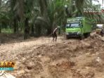 jalan-sungai-bahar-di-muaro-jambi-rusak-parah_20170419_090740.jpg