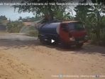 jalanan-rusak-dampak-proyek-tol-disirami-air-truk-tangki-sebelum-ganjar-lewat_20171027_153723.jpg