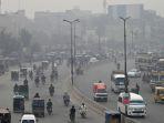 jalanan-yang-ramai-di-tengah-kondisi-kabut-asap-di-lahore.jpg