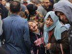 jalur-gaza-selatan-pada-5-desember-2023-di-luar-sebuah-rumah-sakit-di-khan-yunis.jpg