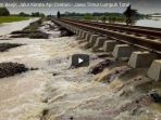 jalur-kerata-api-cirebon-jawa-timur-lumpuh-total-rel-karena-terendam-banjir_20180224_171441.jpg