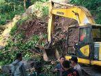 jalur-lumajang-malang-tertutup-longsor.jpg