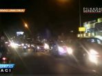 jalur-pantura-banyuwangi-macet-7-kilometer_20170102_122510.jpg