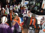jamaah-haji-kloter-pertama-debarkasi-surabaya-datang-lebih-awal_20240623_202100.jpg