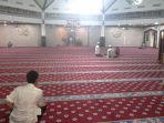 jamaah-sedang-berada-di-dalam-mesjid-al-ittihaad_20170614_225957.jpg