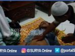 jamaah-sedang-membantu-pria-yang-pingsan-usai-sholat-maghrib_20161118_222022.jpg